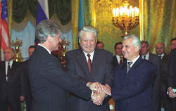 Bei diesem Gipfel 1994 in Moskau mit Bill Clinton, Boris Jelzin, Leonid Krawtschuk (von links) wurde das Budapester Memorandum v