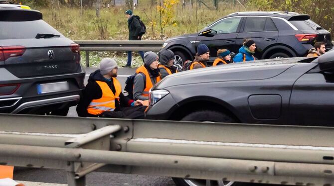 Klimaprotest auf A113 vor Ausfahrt zum BER Klimaprotest auf A113 vor Ausfahrt zum BER