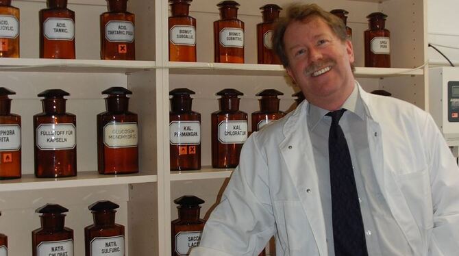 Chef-Apotheker Hans-Peter Lipp schwört auf chemische Medikamente. GEA-FOTO: STÖHR