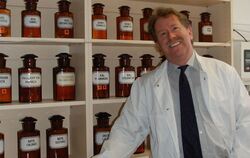 Chef-Apotheker Hans-Peter Lipp schwört auf chemische Medikamente. GEA-FOTO: STÖHR