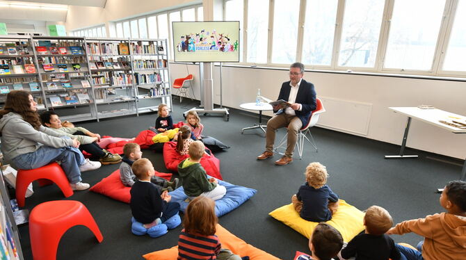 Mössingens OB Michael Bulander las dieses Jahr anlässlich des bundesweiten Vorlesetags Kindern in der Stadtbücherei Geschichten