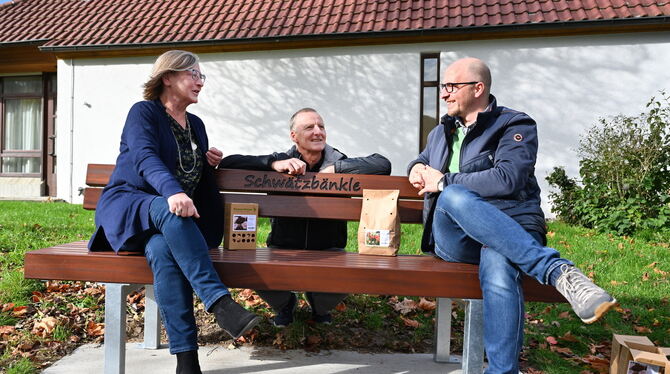 Funktioniert: Christel Pahl, Gerold Bross und Andreas Fetzer probieren den neuen Gönninger Kommunikationsverstärker aus. FOTO: P Funktioniert: Christel Pahl, Gerold Bross und Andreas Fetzer probieren den neuen Gönninger Kommunikationsverstärker aus. FOTO: P