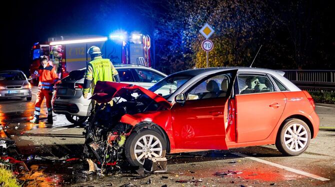 Autofahrerin bei Frontalzusammenstoß schwer verletzt