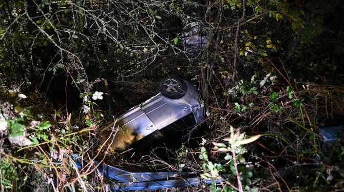 Mann stürzt mit Auto fünf Meter in die Tiefe