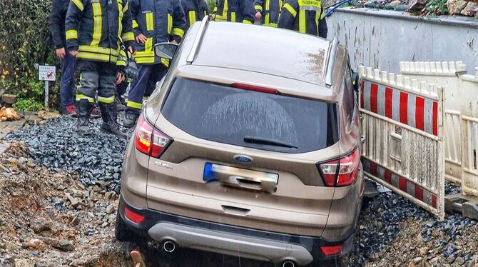 Auto droht in Baugrube zu stürzen