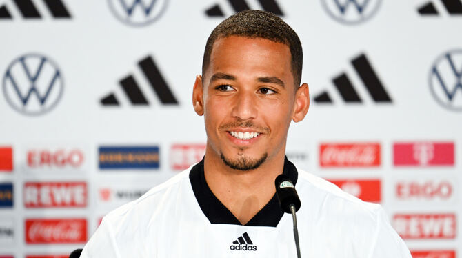 Deutschlands Thilo Kehrer auf der Pressekonferenz. Foto: Federico Gambarini/dpa