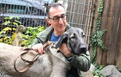 Cem Özdemir besucht Tierheim