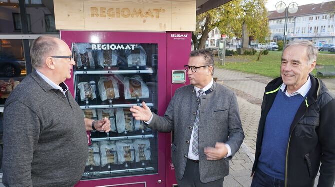 Der klassische »Regiomat« wird zur »Beckakiste«: Bäckermeister Heiner Beck (links), Peter Hauk, der baden-württembergische Minis Der klassische »Regiomat« wird zur »Beckakiste«: Bäckermeister Heiner Beck (links), Peter Hauk, der baden-württembergische Minis