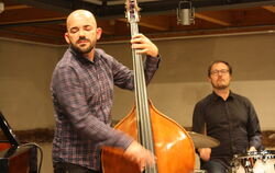 Axel Kühn am Kontrabass, hier mit Schlagzeuger Eckhard Stromer, legte sich mit seinem Trio beim Konzert im Kusterdinger Klosterh