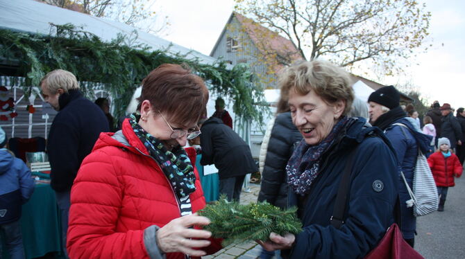 Der Adventsmarkt in Nehren war für Dagmar Cornelsen (links) und Moni Klett vor allem eine Chance, sich mal wieder zu treffen. Hi