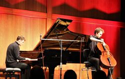 Bestens aufeinander eingespieltes Duo: Demian Martin am Flügel und sein Bruder Lionel am Cello beim Auftritt im Kammermusikzyklu