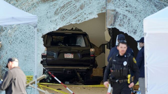 SUV fährt in Apple-Store in Massachusetts