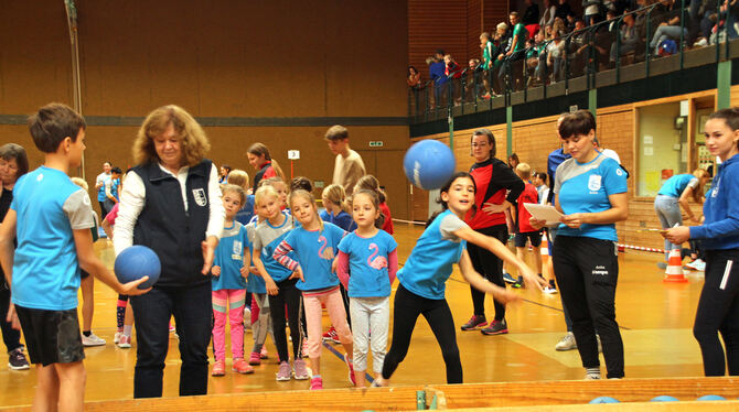 Ohne Leistungsdruck, aber mit viel Ehrgeiz absolvierten die jungen Athleten verschiedene Stationen beim Hefezopf-Cup in Engstin