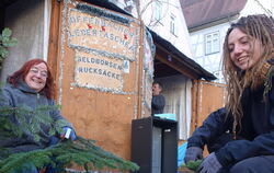  Katrin (rechts) und Inka Hahn verschönern ihren Weihnachtsmarktstand.  FOTO: DÖRR
