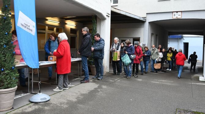 Lange Schlangen vor den Verkaufstischen für den Lions-Adventskalender im GEA-Hof.