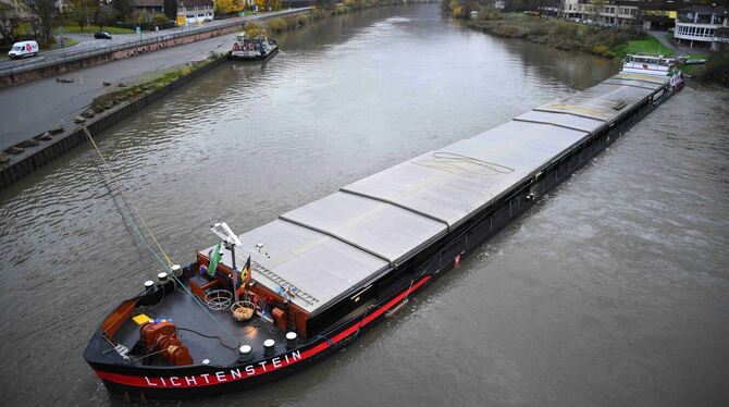 Schiff steckt im Neckar fest - Bergungsarbeiten laufen