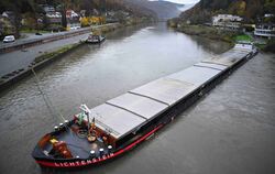 Schiff steckt im Neckar fest - Bergungsarbeiten laufen