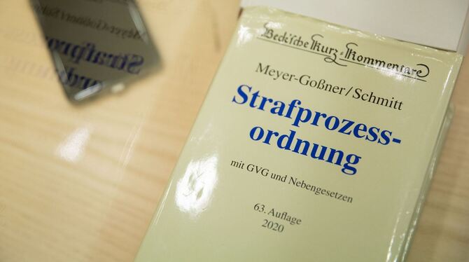 Eine Ausgabe der Strafprozessordnung liegt in einem Gerichtssaal