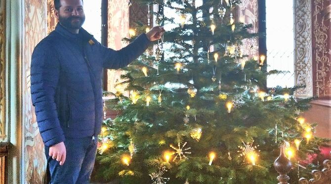 Eberhard Etter vor dem zurückhaltend dekorierten Weihnachtsbaum.  FOTO: BÖHM