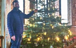 Eberhard Etter vor dem zurückhaltend dekorierten Weihnachtsbaum.  FOTO: BÖHM