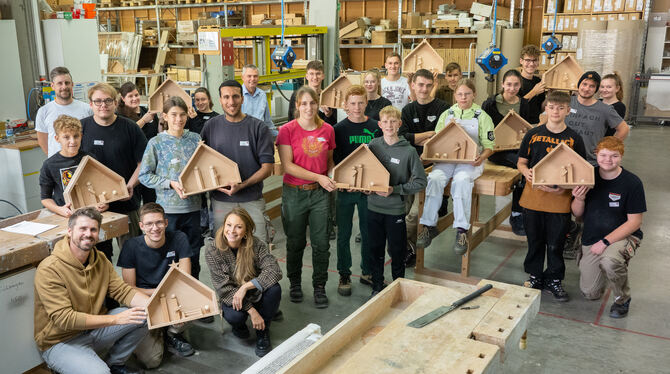 Schwörer-Azubis und Schüler aus der Region haben gemeinsam mit Thore und Jana Schölermann Weihnachtskrippen gebaut.  FOTO: SCHWÖ