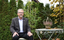 Roland Kälberer wurde gestern im Gemeinderat verabschiedet. Den Apfelbaum im Hintergrund bekam er von der Gemeinde vor drei Jahr