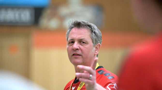 Gibt nicht mehr die Trainer-Kommandos bei den Pfullinger Verbandsliga-Handballerinnen: Uwe Villgrattner.  FOTO: BAUR