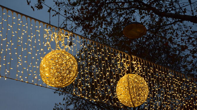 Nicht städtisch, aber trotzdem über der Friedrichstraße montiert: Am Zinserdreieck funkelt die Weihnachtsbeleuchtung.  FOTO: SCH