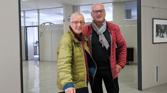 Brigitte Tharin und Wolfgang Stöhr in der GEA-Redaktion, wo sie von 1. Dezember an ihre Arbeiten zeigen. FOTO: KNAUER Brigitte Tharin und Wolfgang Stöhr in der GEA-Redaktion, wo sie von 1. Dezember an ihre Arbeiten zeigen. FOTO: KNAUER