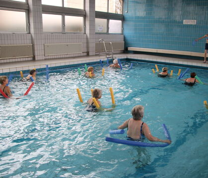 Noch wird im Riedericher Lehrschwimmbad Sport getrieben, in dessen Umgestaltung ist jedoch Bewegung gekommen.  FOTO: OECHSNER
