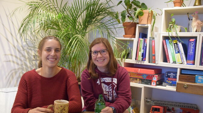 Franziska Kern (links) und Ann-Kathrin Grolig gehören zu den Initiatorinnen des Cafés Mehrrettich.  FOTO: STÖHR