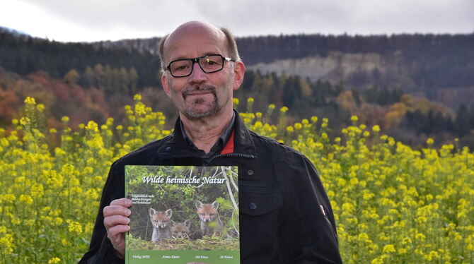 Armin Dieters neues Buch zeigt Einblicke in die wilde Tier- und Pflanzenwelt am Albrand.  FOTO: MEYER