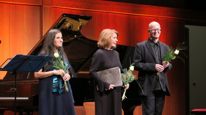 Beglückten das Publikum mit ihrem nahtlosen Zusammenspiel: Die Rezitatorinnen Stella Maria Adorf und Senta Berger mit Pianist Ch