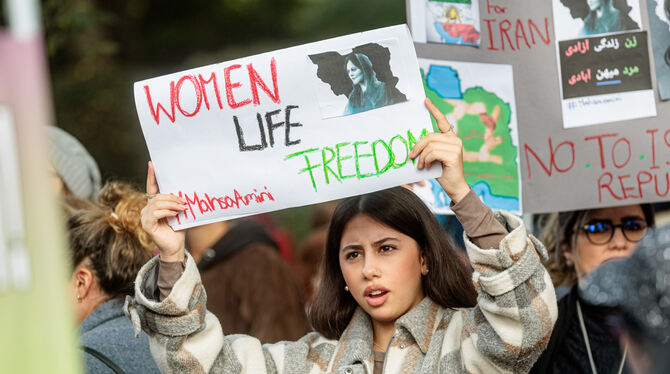 Eine junge Frau hält bei einer Solidaritätskundgebung in Hamburg ein Schild mit der Aufschrift »Women, Life, Freedom«, übersetzt