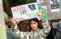 Eine junge Frau hält bei einer Solidaritätskundgebung in Hamburg ein Schild mit der Aufschrift »Women, Life, Freedom«, übersetzt