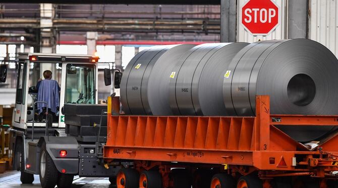 Stahlcoils in einem Walzwerk