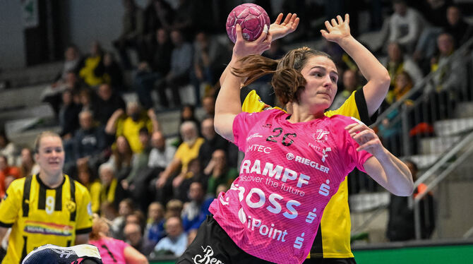 Die Pink Ladies – im Bild Kreisläuferin Svenja Hübner, die auf zwei Tore kommt – bringen sich durch eine schwache Schlussphase u
