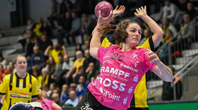 Die Pink Ladies – im Bild Kreisläuferin Svenja Hübner, die auf zwei Tore kommt – bringen sich durch eine schwache Schlussphase u