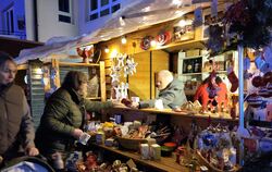 Egal ob Kulinarisches oder Handgemachtes: An den Ständen des Pfullinger Weihnachtsmarkts (links) konnte jeder fündig werden. Ebe