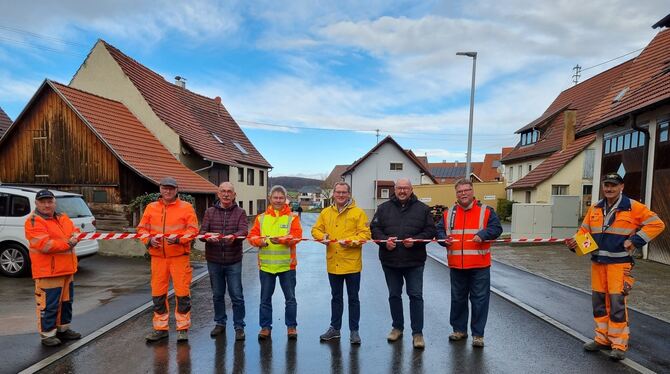 Über die Freigabe der frisch sanierten Schwefelstraße freuen sich (von links): Michael Löw und Klaus-Dieter Ninnemann vom Bauhof Über die Freigabe der frisch sanierten Schwefelstraße freuen sich (von links): Michael Löw und Klaus-Dieter Ninnemann vom Bauhof