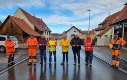 Über die Freigabe der frisch sanierten Schwefelstraße freuen sich (von links): Michael Löw und Klaus-Dieter Ninnemann vom Bauhof