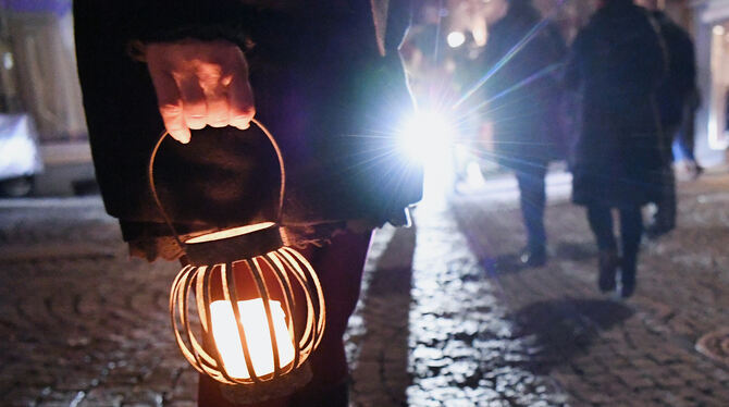 Kerzenlicht ist mit den sogenannten »Lichterspaziergängen« zum Symbol derjenigen geworden, die die Corona-Politik ablehnen und d