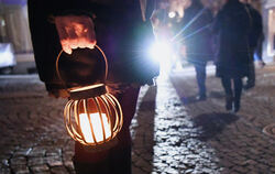 Kerzenlicht ist mit den sogenannten »Lichterspaziergängen« zum Symbol derjenigen geworden, die die Corona-Politik ablehnen und d