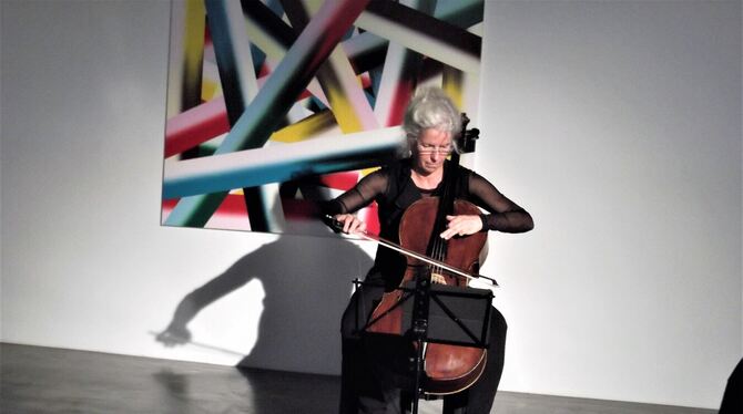 Moderne Klänge vom Cello treffen moderne Kunst von Vera Leutloff (im Hintergrund): Die Cellistin Christina Meißner bei ihrem Auf