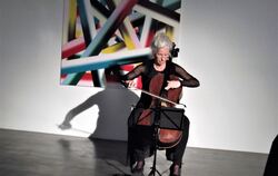 Moderne Klänge vom Cello treffen moderne Kunst von Vera Leutloff (im Hintergrund): Die Cellistin Christina Meißner bei ihrem Auf