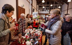 Handgefertigte Stofftiere und vieles mehr begeisterten die zahlreichen Besucher des Weihnachtsmarktes im Gönninger Lokschuppen. 