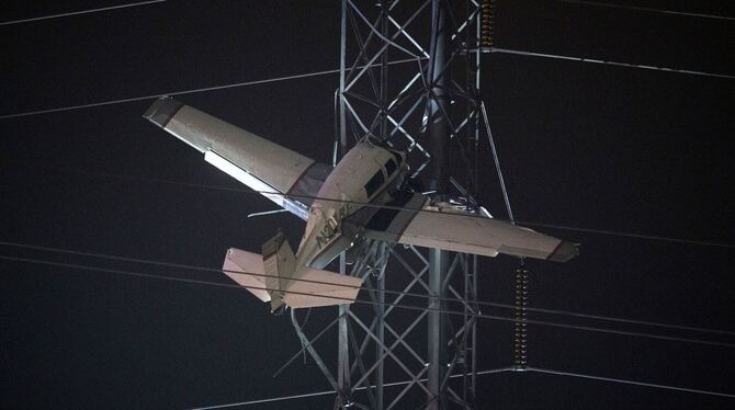 Kleinflugzeug stürzt in Stromleitung