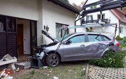 Autofahrer fährt mit Wagen gegen Wohnhaus