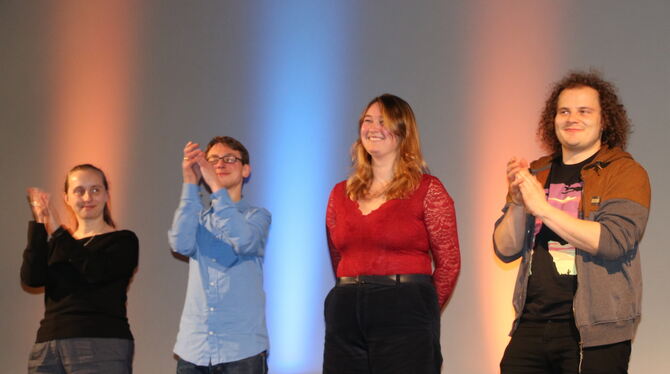 Fairer Applaus für die erste Gewinnerin eines Poetry- Slams in Metzingen von den Mitkonkurrenten (von links): Salome Foltin, Han