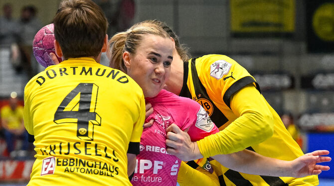 Ab durch die Mitte: Wie gegen Dortmund will die TuS – hier Sandra Erlingsdottir (Mitte) – erneut mutig spielen.  FOTO: HAESLER/E